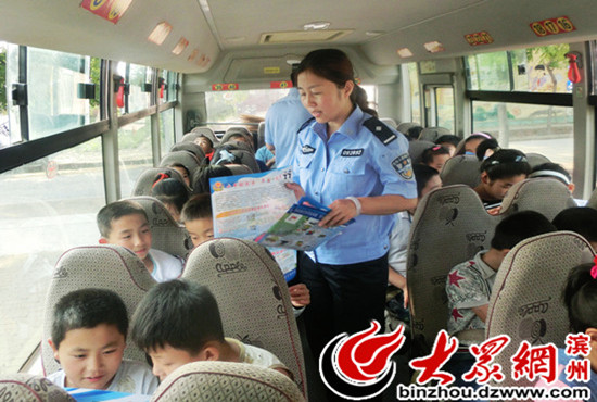沾化交警擰緊校車安全閥 保證學(xué)生交通安全