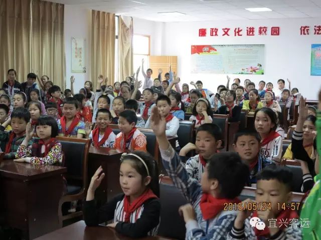 校車服務(wù)進(jìn)校區(qū)樹立“宜興校車”品牌形象