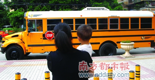 市民對美國校車充滿好奇，擔(dān)心車費(fèi)太高“坐不起”。南都記者馬強(qiáng)攝