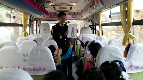 溫馨校車上的航天夢/ 隨車照管員王帥為大家講解神州11號飛船發射成功 (1)