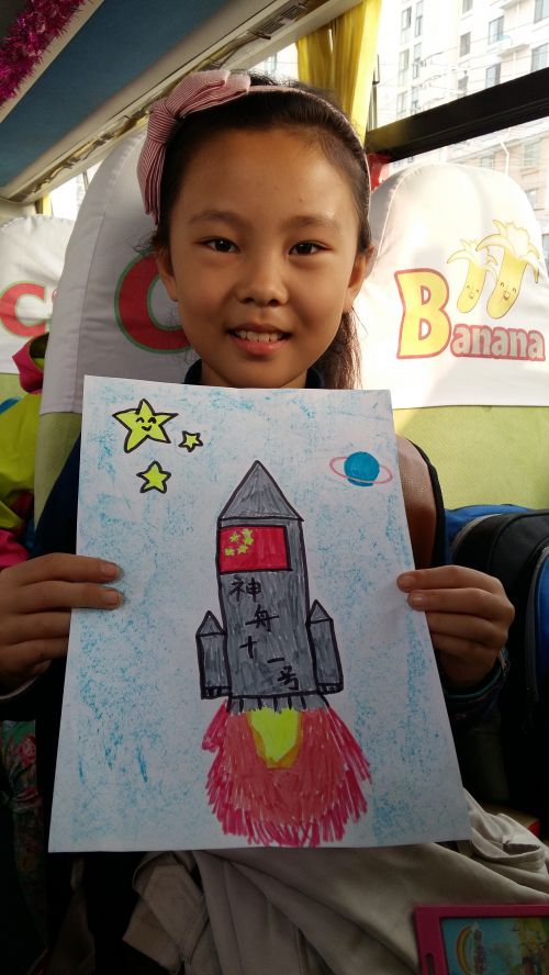 溫馨校車上的航天夢/ 校車娃娃手繪神州11號飛船