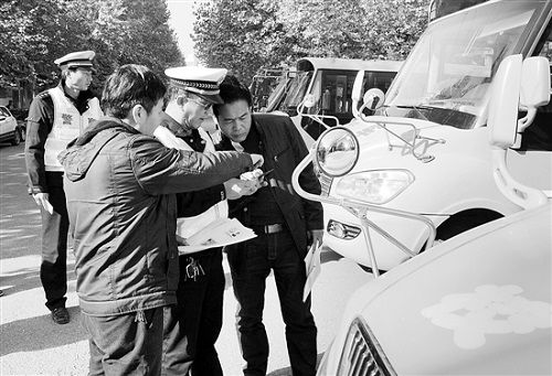 靈寶市川口鄉(xiāng)聯(lián)合交警六中隊(duì)對(duì)范圍內(nèi)校車集中進(jìn)行安全大檢查