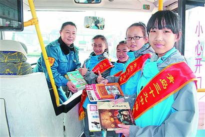 青島市：兩千輛交運(yùn)校車參與校園捐書，愛心傳遞不止