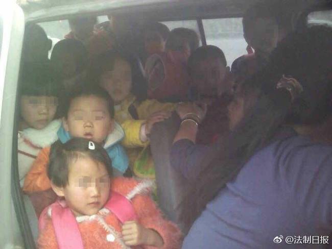 昆明一“校車”核載7人竟擠進(jìn)33人(組圖)