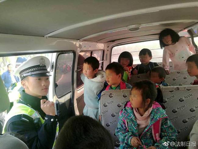 昆明一“校車”核載7人竟擠進(jìn)33人(組圖)
