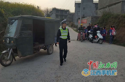 彭澤交警查獲一假“校車” 車內(nèi)塞有15個(gè)小孩