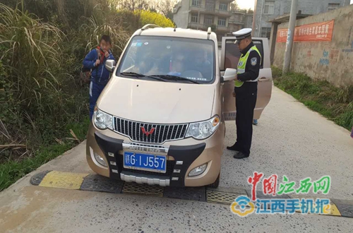 彭澤交警查獲一假“校車” 車內(nèi)塞有15個(gè)小孩