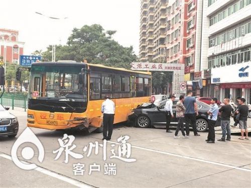 福建：泉州南環路一小車撞上校車 50多名小學生幸無恙