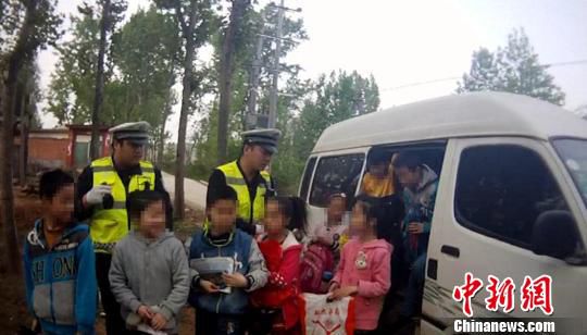 核載8人實(shí)載21人 河南鎮(zhèn)平一黑校車(chē)司機(jī)被刑拘