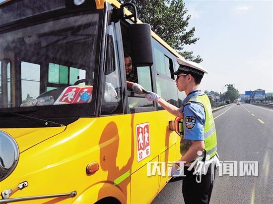 四川內(nèi)江：讓孩子安全上學平安回家 市中區(qū)集中整治校車安全