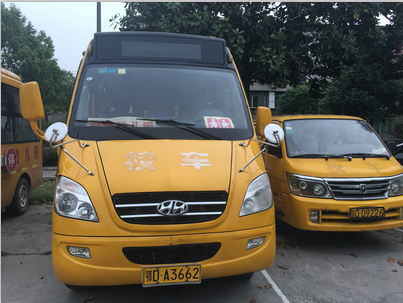 牛先生舉報(bào)的鄂DA3662校車(chē)，幼兒園一直在使用。王陽(yáng) 攝
