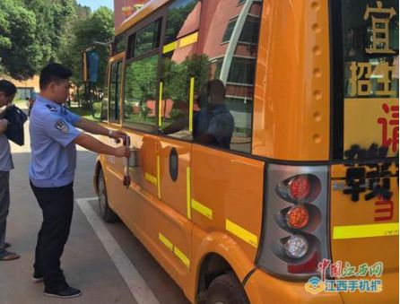 筑好校園安全防護(hù)網(wǎng) 江西宜春交警暑期嚴(yán)查校車交通違法行為