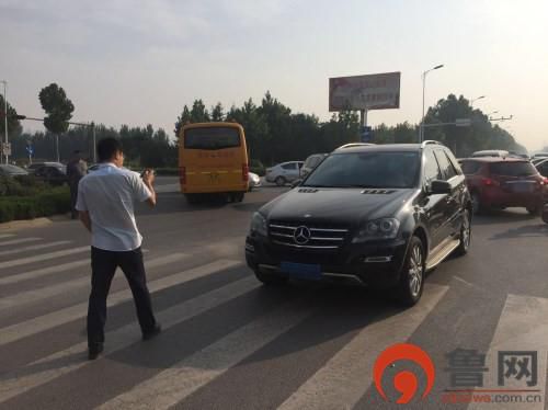 山東膠州:奔馳與幼兒園校車刮擦 無(wú)人員傷亡