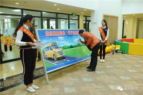 臥龍區(qū)教體局對(duì)校車安全工作使用培訓(xùn)并現(xiàn)場(chǎng)操作示范