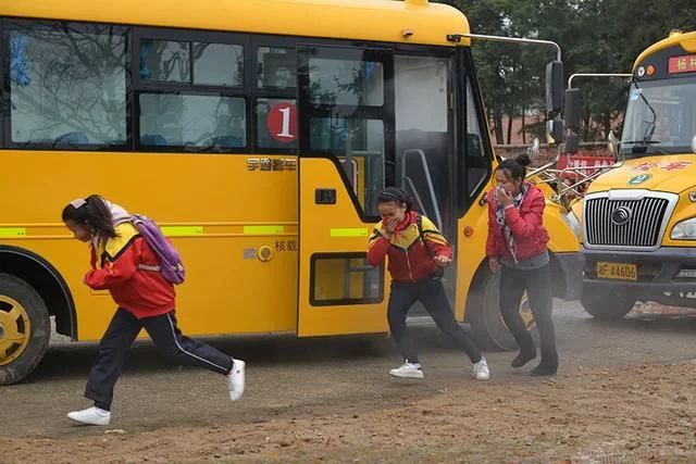 湖南岳陽市：岳陽縣楊林小學(xué)開展校車安全事故應(yīng)急演練