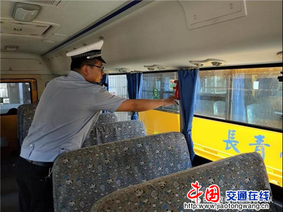 邯鄲冀南新區(qū)交警開展暑期前校車安全大檢查