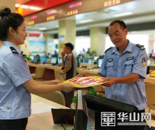 潼關(guān)交警大隊車管所見證的第一筆校車標(biāo)牌申領(lǐng)