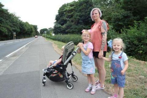 英國(guó)：校車沒用？英國(guó)母親每天步行11公里送娃上學(xué)