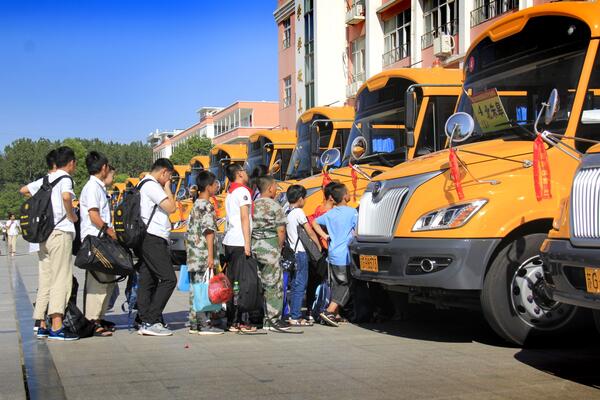 江蘇連云港贛榆區：華杰雙語學校借力校車公司保學生回家無憂