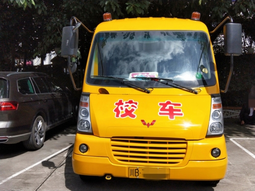 緊繃校車安全之弦 三臺(tái)交警嚴(yán)查嚴(yán)管