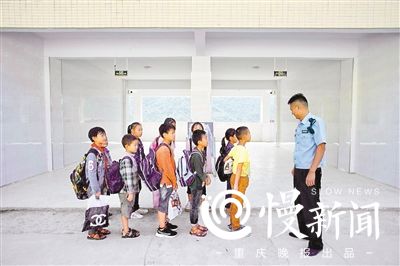 鎮(zhèn)上有個(gè)張叔叔 14年護(hù)送學(xué)生搭“江上校車”