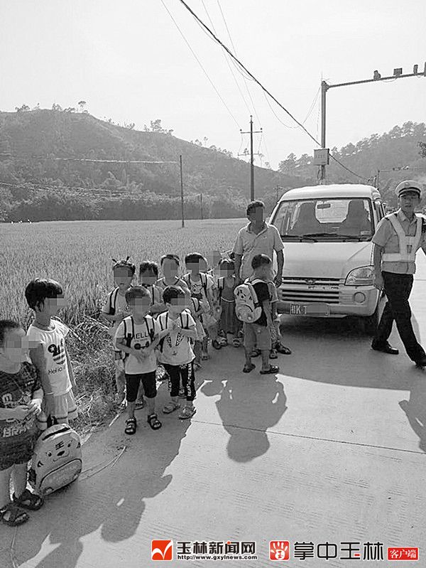 核載八人實(shí)載二十人 這輛校車好大“肚”