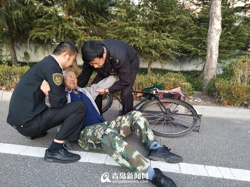 七旬老人突發高血壓路邊暈倒 溫馨校車司機及時救助
