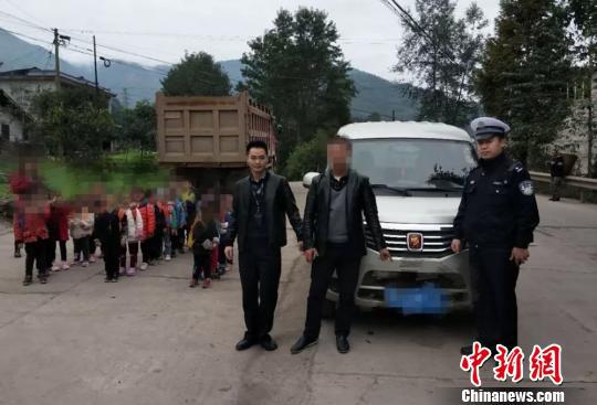 四川黑校車核載7人實(shí)載25人 司機(jī)被立案偵查