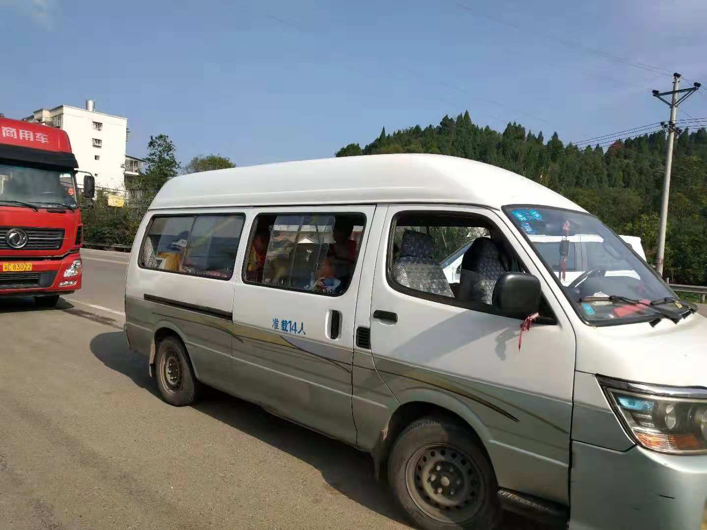 船山區(qū)一“黑校車”被現(xiàn)場查處 駕駛員被罰10000元