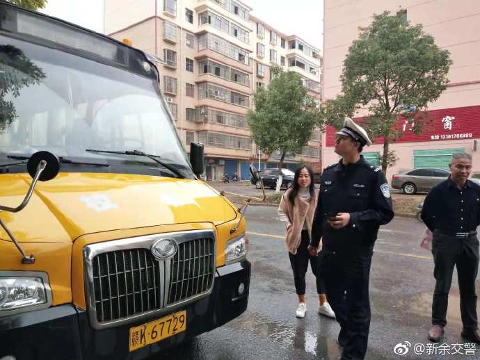 新余交警高新大隊(duì)民警組織轄區(qū)幼兒園開展校車安全檢查活動(dòng)