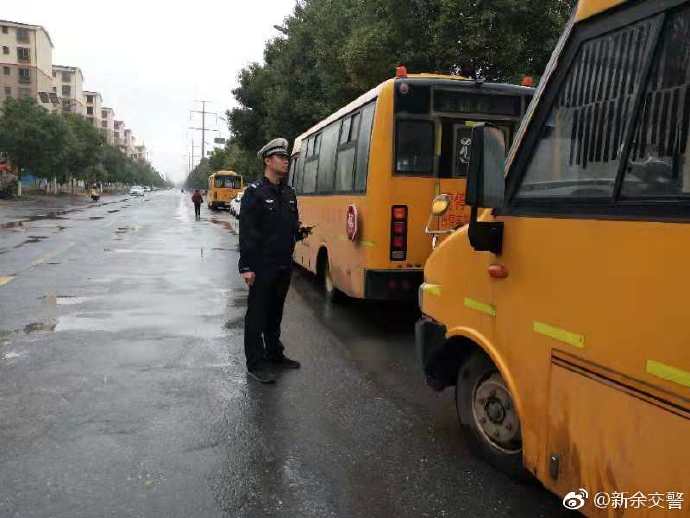 新余交警高新大隊(duì)民警組織轄區(qū)幼兒園開展校車安全檢查活動(dòng)