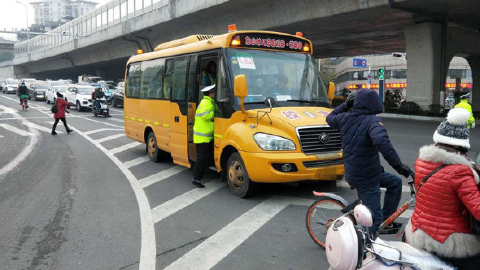 宜昌：校車(chē)警示燈未閃爍，交警隊(duì)司機(jī)進(jìn)行處罰教育