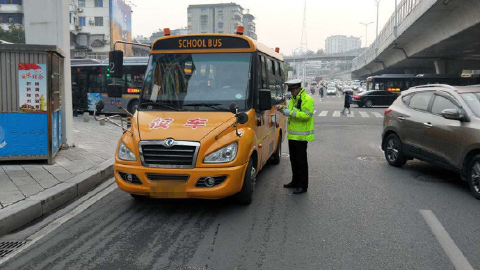 宜昌：校車(chē)警示燈未閃爍，交警隊(duì)司機(jī)進(jìn)行處罰教育
