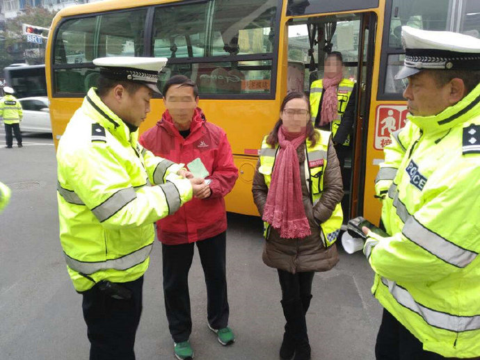 宜昌：校車(chē)警示燈未閃爍，交警隊(duì)司機(jī)進(jìn)行處罰教育