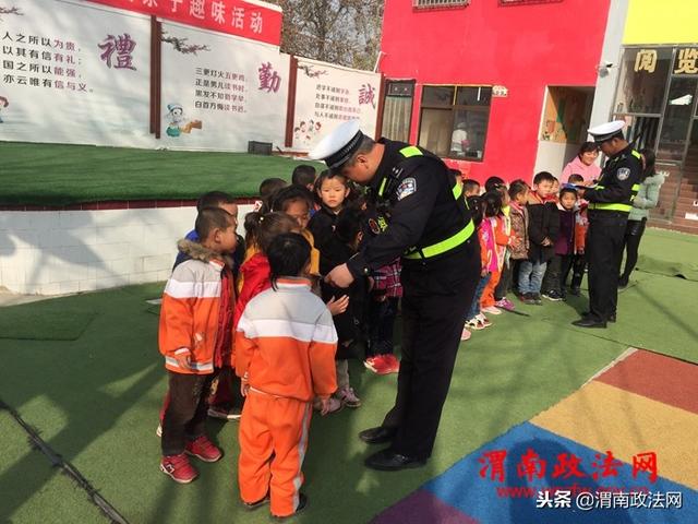 華陰交警大隊羅夫中隊與華西中心校對轄區(qū)校車開展聯(lián)合檢查（圖）