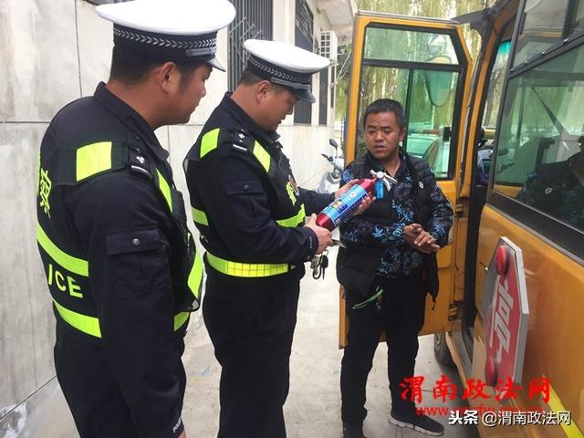 華陰交警大隊羅夫中隊與華西中心校對轄區(qū)校車開展聯(lián)合檢查（圖）