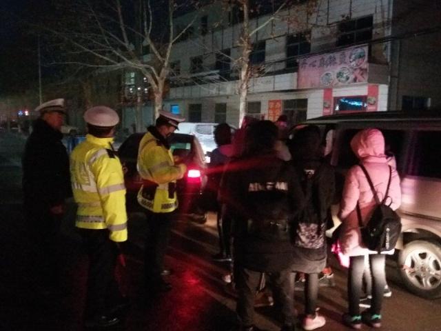 趁天黑，“黑校車”雪中超員，交警“偷偷”一路護送