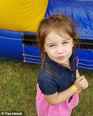 5歲的女孩臉上滿是瘀傷，原來在校車上被毆打了45分鐘