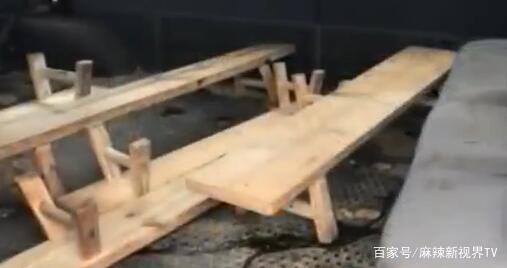 校車上放板凳當座位，五歲學(xué)生墜車死亡，司機竟稱是孩子自己跳車