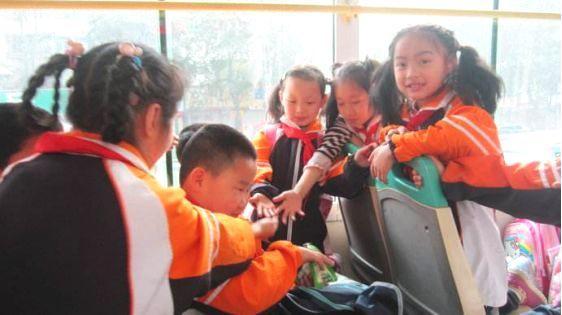 校車安全知識，小朋友乘坐校車要注意什么？