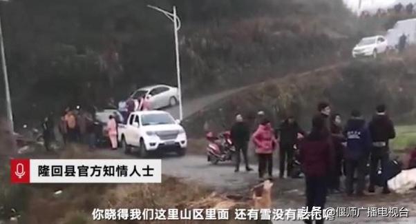 地方偏遠沒校車靠家長接送，結(jié)果側(cè)翻孩子身亡，網(wǎng)友：太窮了