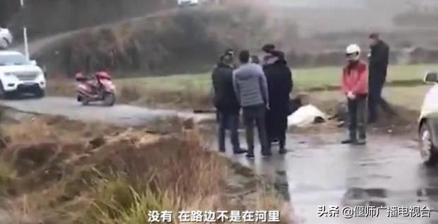 地方偏遠沒校車靠家長接送，結(jié)果側(cè)翻孩子身亡，網(wǎng)友：太窮了