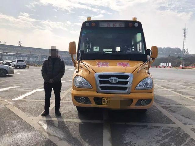 這輛黃色校車為何被交警攔下？司機表示：我太大意了