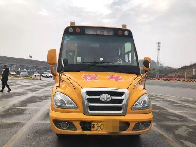 這輛黃色校車為何被交警攔下？司機表示：我太大意了