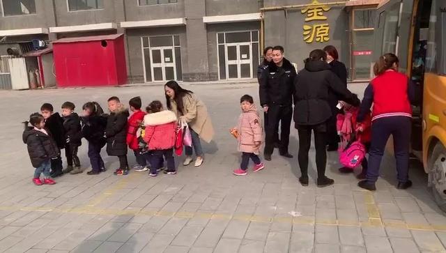 校車安全豈容兒戲，任丘交警查獲一起無資質駕駛校車且超員7人
