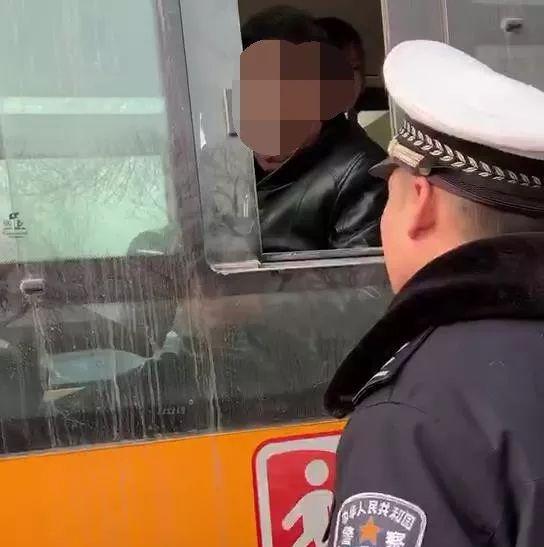 校車安全豈容兒戲，任丘交警查獲一起無資質駕駛校車且超員7人