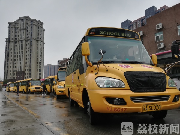 開學在即，南京公交部門對校車進行安檢