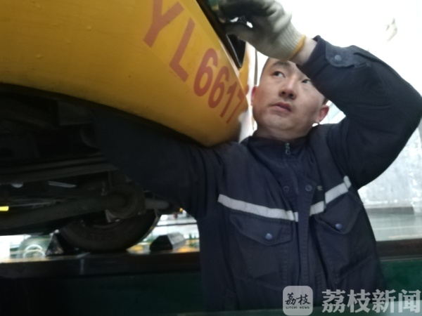 開學在即，南京公交部門對校車進行安檢