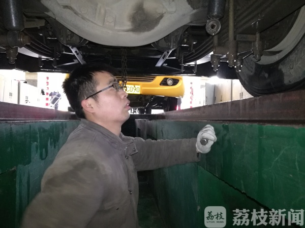 開學在即，南京公交部門對校車進行安檢