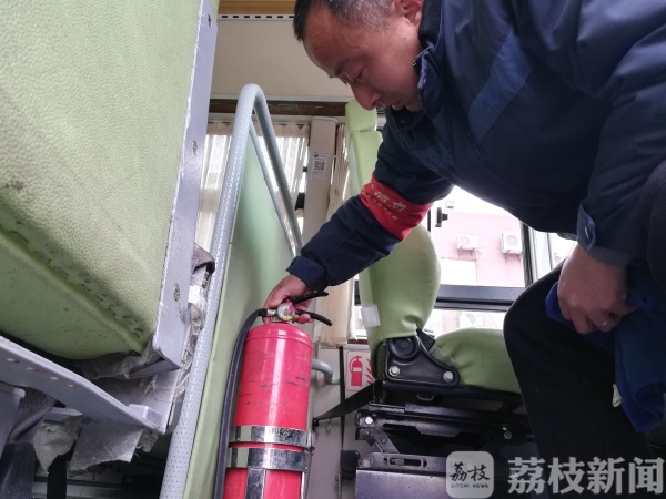 開學在即，南京公交部門對校車進行安檢
